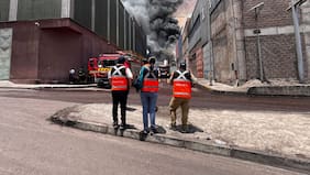 Incendio en galpones de Zofri se extiende por más de 24 horas: suspenden actividades físicas en colegios de Iquique y Alto Hospicio