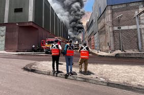 Incendio en galpones de Zofri se extiende por más de 24 horas: suspenden actividades físicas en colegios de Iquique y Alto Hospicio