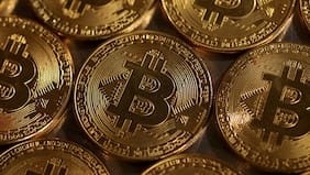 El bitcoin quiebra una importante barrera y pierde todo lo ganado en 2025