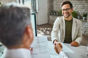 Cómo hacer que tu currículum llame la atención, según un experto