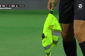 El curioso olvido de los guardalíneas en el duelo Chile-Argentina