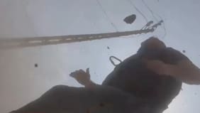 Reportero inglés casi muere tras impacto de misil israelí en medio de un despacho