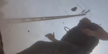 Reportero inglés casi muere tras impacto de misil israelí en medio de un despacho