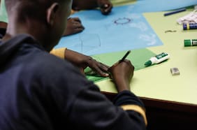 Los 12 adultos que Contraloría identificó como acompañantes de 486 niños haitianos que ingresaron a Chile