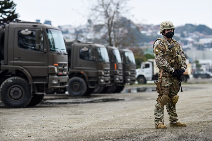 Fuerzas Armadas en el marco del despliegue de militares en la Región de la Araucanía tras entrar en vigencia el estado de excepción, comuna de Talcahuano, Región del Biobío.
FOTO: OSCAR GUERRA / AGENCIAUNO