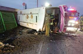 Conductor iba bajo influencia de alcohol y cocaína: bus volcado en Biobío deja un fallecido y varios lesionados