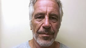 Piden testificar a la guardia de prisión que vio con vida por última vez a Epstein antes de su suicidio