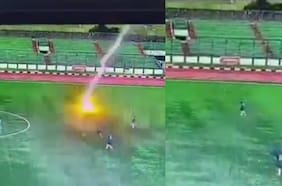 Futbolista muere en pleno partido tras ser alcanzado por un rayo en Indonesia