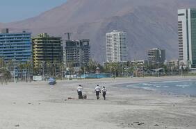 Hombre fallece tras ser arrastrado por las olas en playa El Águila de Iquique: estaba pescando junto a unos amigos