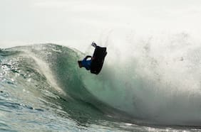 Héroe de mayo: Iquiqueño le gana el heat al campeón del mundo en el Erizos Bodyboard Pro 2022