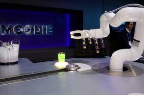 Desarrollan un robot bartender que prepara tragos en base a tu estado de ánimo