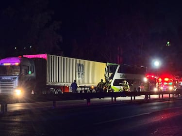 Choque entre bus de dos pisos y camión de alto tonelaje deja varios lesionados en Casablanca