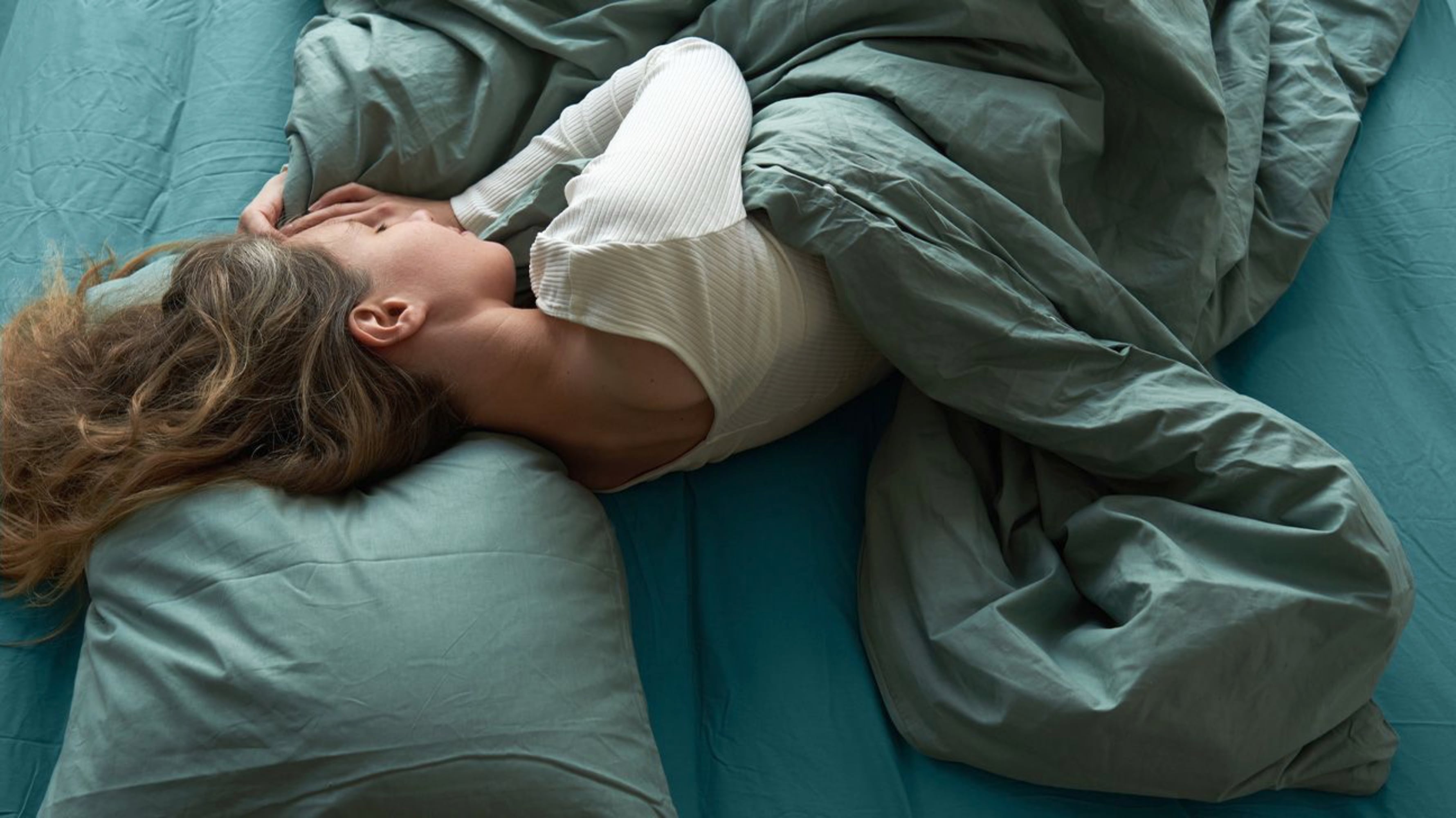 Este sencillo truco puede ayudarte a aliviar el dolor de espalda al dormir, según expertos. Foto: referencial.