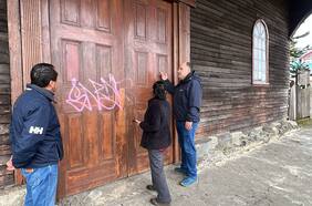 Dictan arresto domiciliario nocturno para acusado de vandalizar iglesia de Quinchao