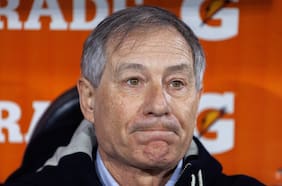 Con graves acusaciones en su contra: la difícil semana de Ariel Holan a horas del duelo entre la UC y Colo Colo