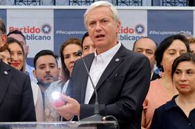 “Con los delincuentes no se dialoga”: Kast muestra pistola taser y reitera su petición de amplificar su uso