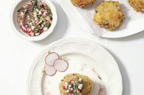 Croquetas de trucha ahumada, salsa criolla de rabanitos y crema ácida con rábano picante