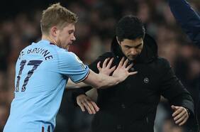 A los empujones: Kevin De Bruyne protagoniza áspero cruce con el técnico del Arsenal