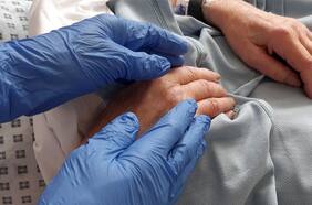 Código de la felicidad y Cariño terapia: dos innovadoras maneras de tratar a los pacientes con Covid-19 en Chile