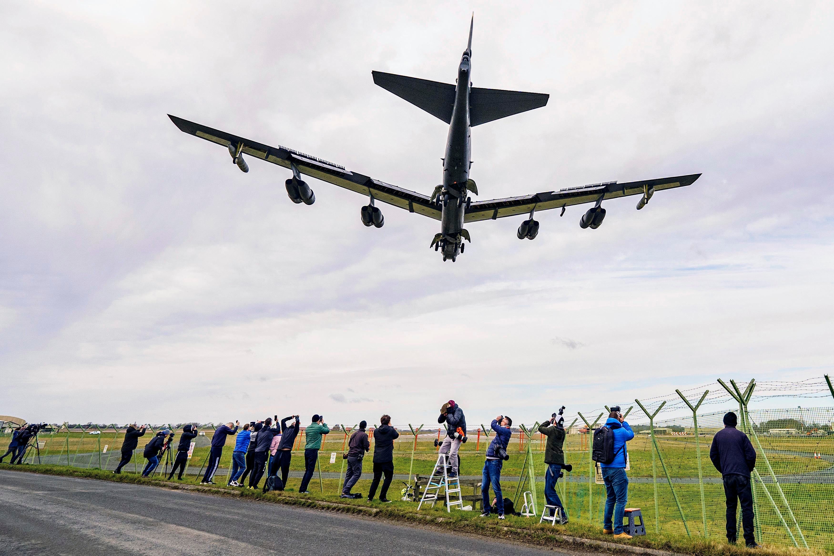 Detienen a hombre británico-iraní por el incidente cerca de la base aérea de Fairford