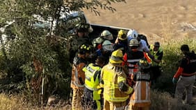 Conductor se desbarranca en ribera del río Mapocho en Lo Barnechea: habría conducido bajo los efectos del alcohol