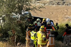 Conductor se desbarranca en ribera del río Mapocho en Lo Barnechea: habría conducido bajo los efectos del alcohol