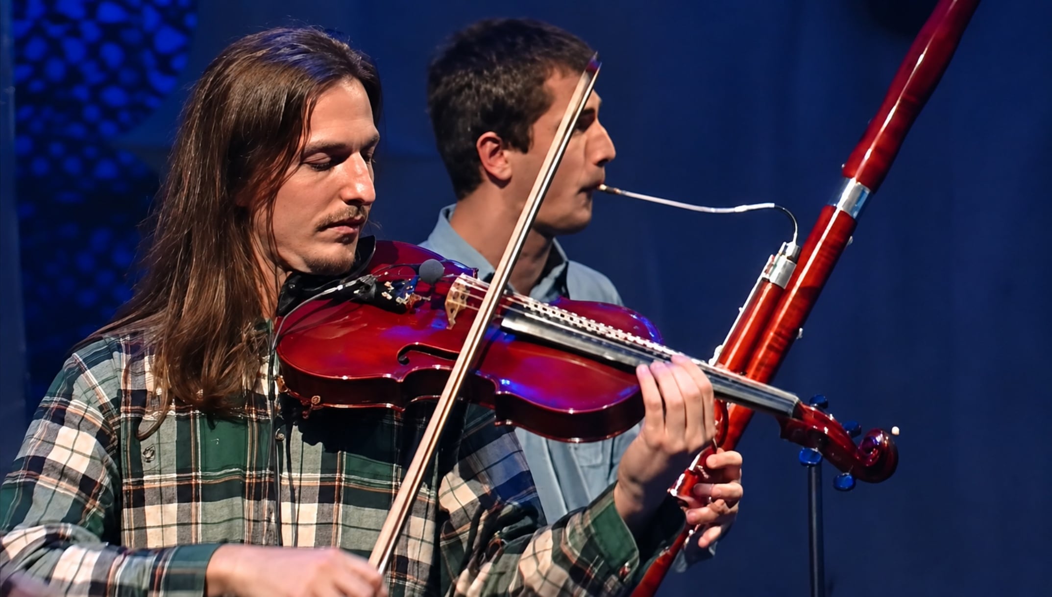 ¡Bassoon!: Ezequiel Fainguersch toca su solo en Zoom. En primer plano, Pedro Fainguersch con la viola. Marzo de 1996 en la grabación de Comfort y Música para Volar de Soda Stereo.
