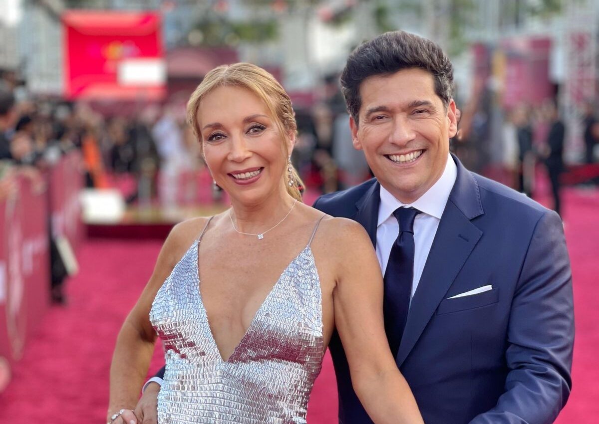 El paso de Rafael Araneda y Karen Doggenweiler en los Latin Grammy - La Tercera