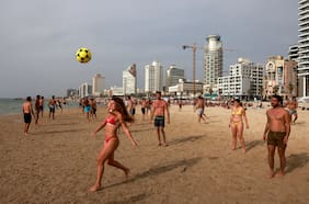 “Nueva normalidad”: La experiencia de Israel y Reino Unido, los líderes en vacunación