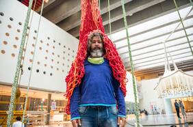 Ernesto Neto, escultor brasilero: “Todo el mundo puede hacer estas cosas; todos somos artistas”
