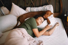 ¿Es malo que mi mascota duerma en mi cama?
