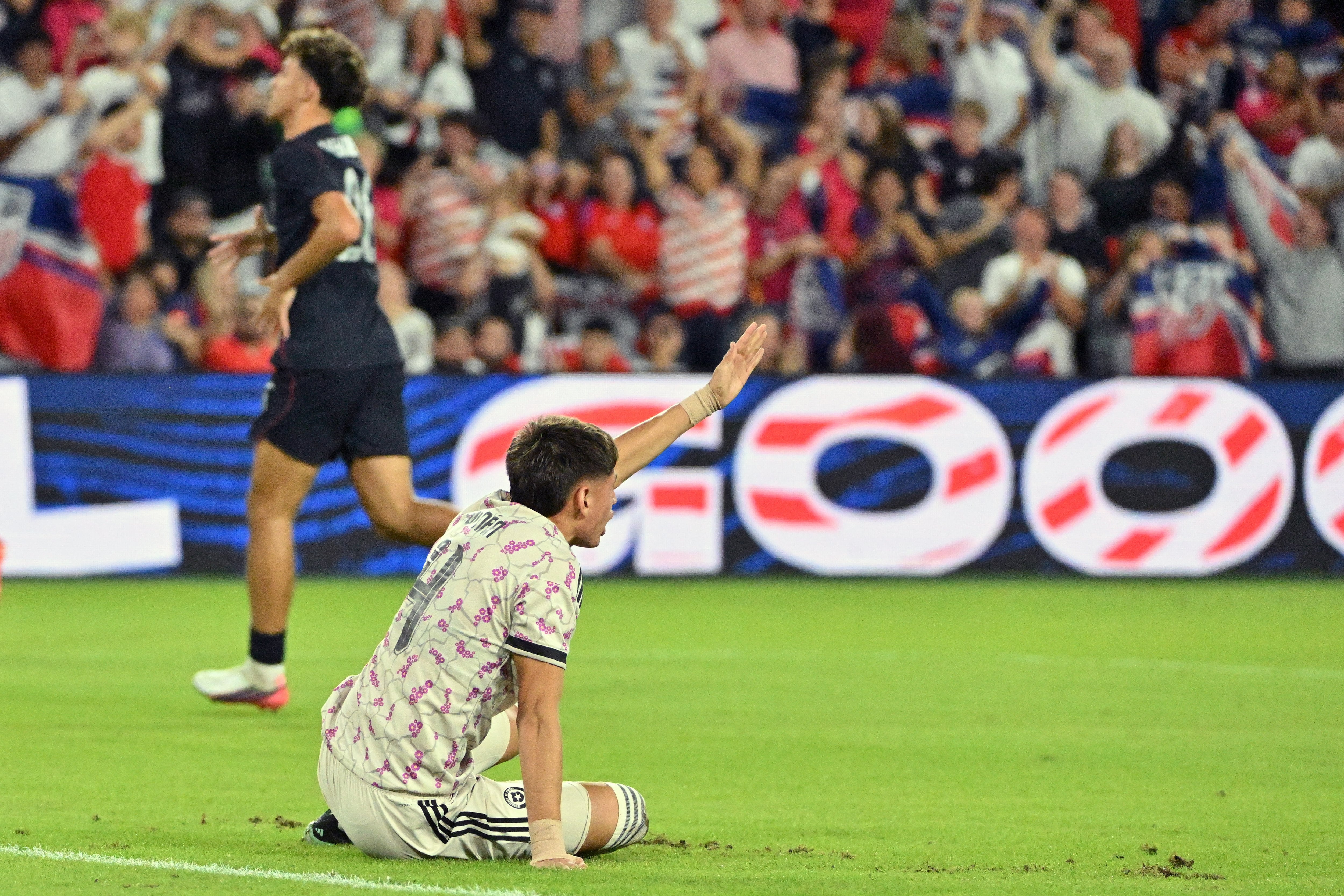 Iván Román en el piso tras un gol de Estados Unidos. (Foto: Photosport)
