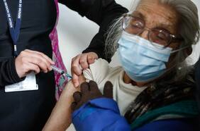 Los rezagos en el plan de refuerzo: solo un 65% de los convocados se ha inoculado la tercera dosis