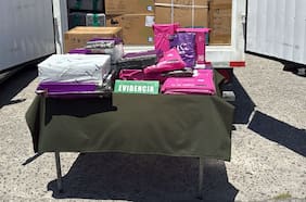 Carabineros detiene a tres personas sorprendidas descargando mercadería de camión de reparto robado en Cerro Navia