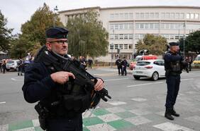 Ataque con cuchillo en liceo francés deja un profesor muerto