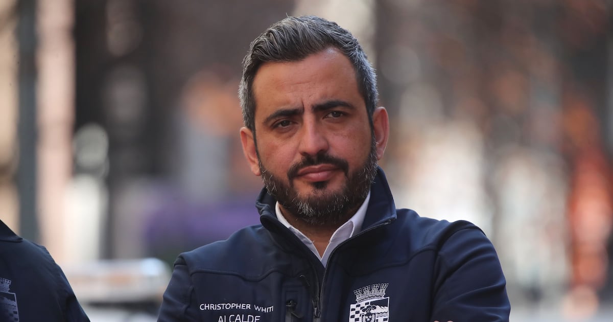 Concejales republicanos y UDI arremeten contra alcalde Christopher White y piden su destitución por déficit financiero