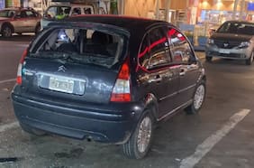 “Nos insultaban y revoleaban patadas, nos escupían”: hinchas de Godoy Cruz acusan a barristas de Colo Colo de destrozarles el auto y robar las llaves