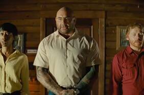 Dave Bautista supuestamente quiere salvar al mundo del apocalipsis en el espeluznante tráiler de Knock at the Cabin, lo nuevo de M. Night Shyamalan