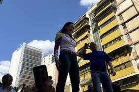 María Corina Machado reaparece en protesta en Caracas tras meses oculta