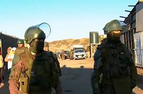 Una lujosa casa, armas y cobros de colombianos y venezolanos por seguridad: detalles del allanamiento en toma “VIP” de Puente Alto