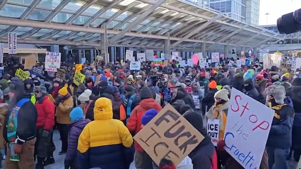 Fiscalía de Minnesota emite orden de arresto contra agente del ICE acusado de disparar a migrante venezolano