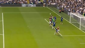 Se confió en el área: Dibu Martínez protagoniza un nuevo blooper en la Premier League