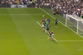 Se confió en el área: Dibu Martínez protagoniza un nuevo blooper en la Premier League