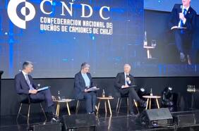 Jara dice que nació “en cuna de mimbre, no de oro” y Kast replica que nació en una de “madera”