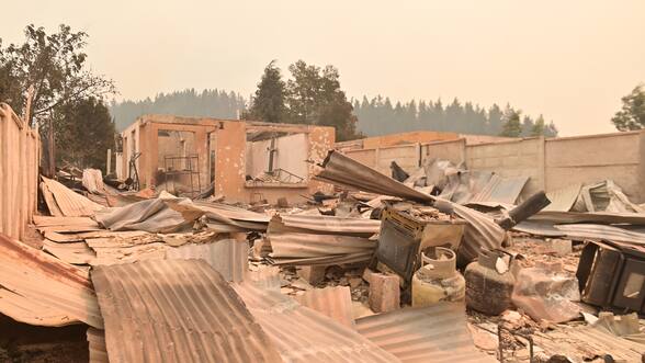 Suben a 19 los fallecidos tras incendios forestales en Ñuble y Biobío