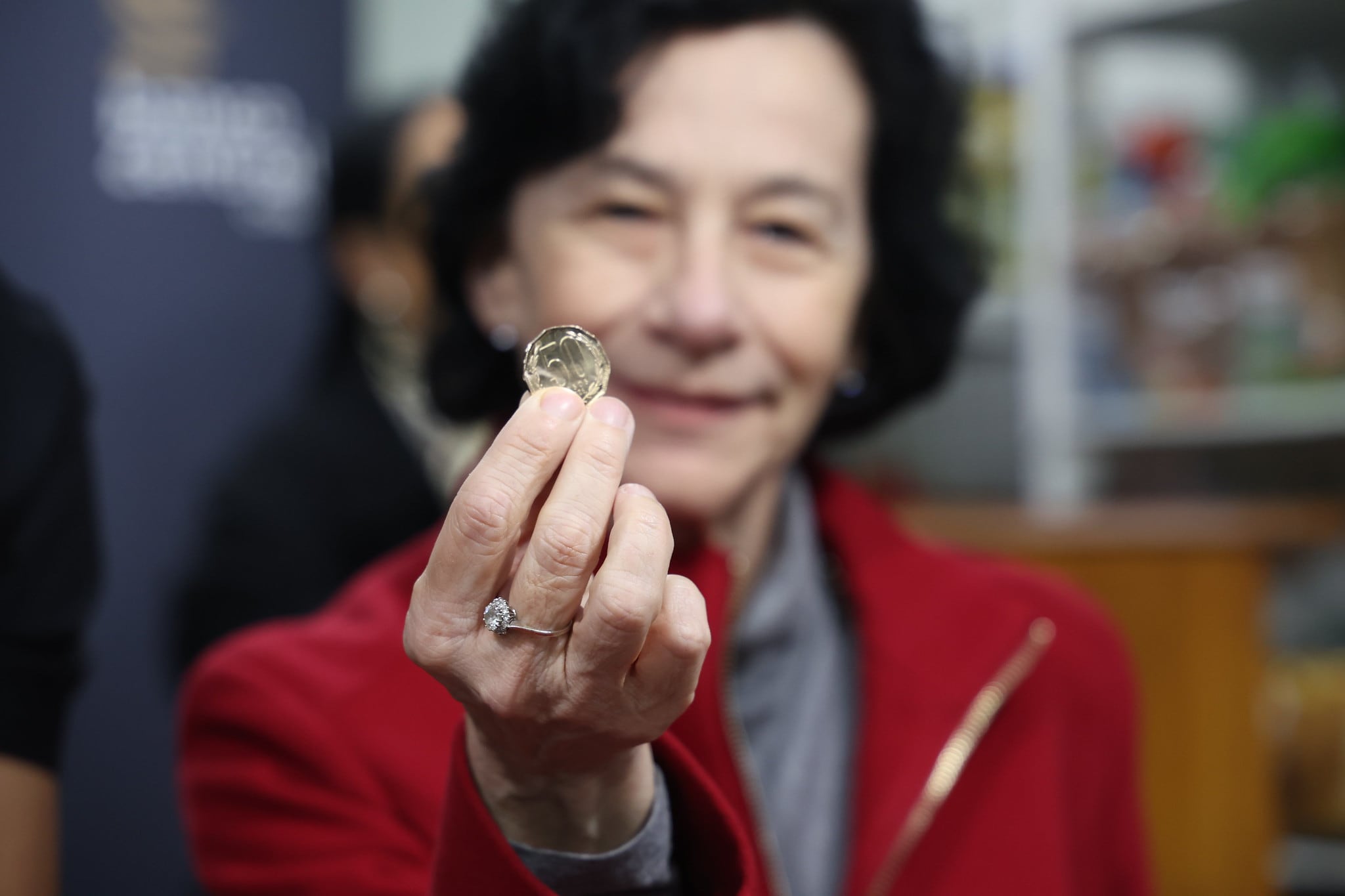 Rosanna Costa estrena la circulación de la nueva moneda de $ 50