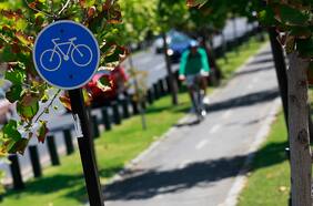 Estudio revela “preocupante” comportamiento de ciclistas en Santiago: 52% está dispuesto a pasarse una luz roja