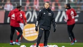 Quién es Marie-Louise Eta, la primera entrenadora en dirigir y ganar un partido en las cinco grandes ligas de Europa