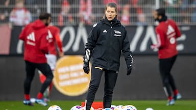 Quién es Marie-Louise Eta, la primera entrenadora en dirigir y ganar un partido en las cinco grandes ligas de Europa