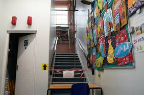 Premier británico enfrenta crisis por caótica situación de colegios en antesala de empezar el año escolar